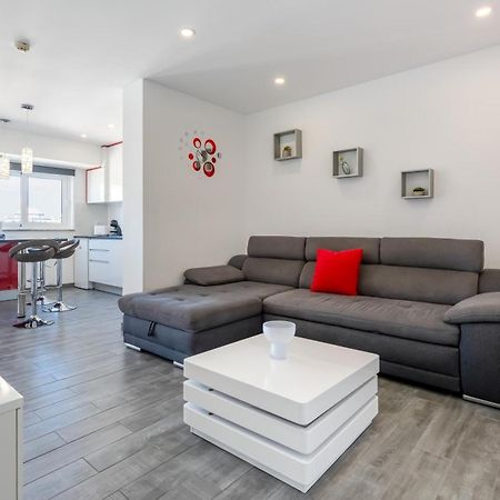 Red Velvet 1 Bdr Flat With Balcony By Lovelystay Portimao Bagian luar foto