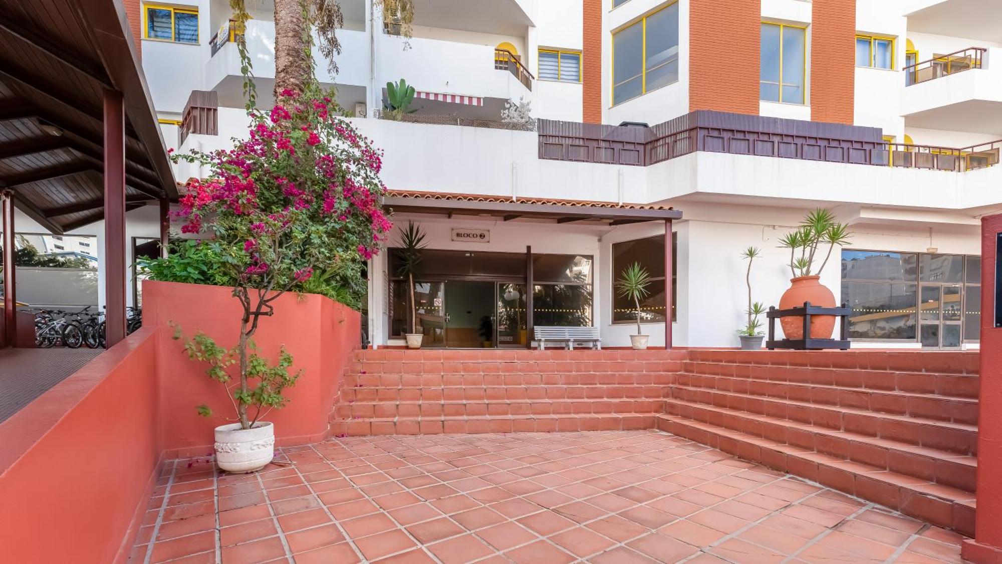 Red Velvet 1 Bdr Flat With Balcony By Lovelystay Portimao Bagian luar foto