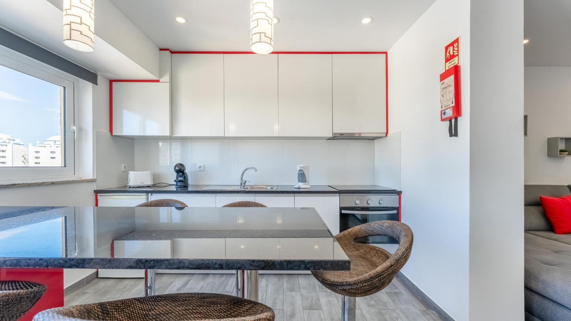Red Velvet 1 Bdr Flat With Balcony By Lovelystay Portimao Bagian luar foto