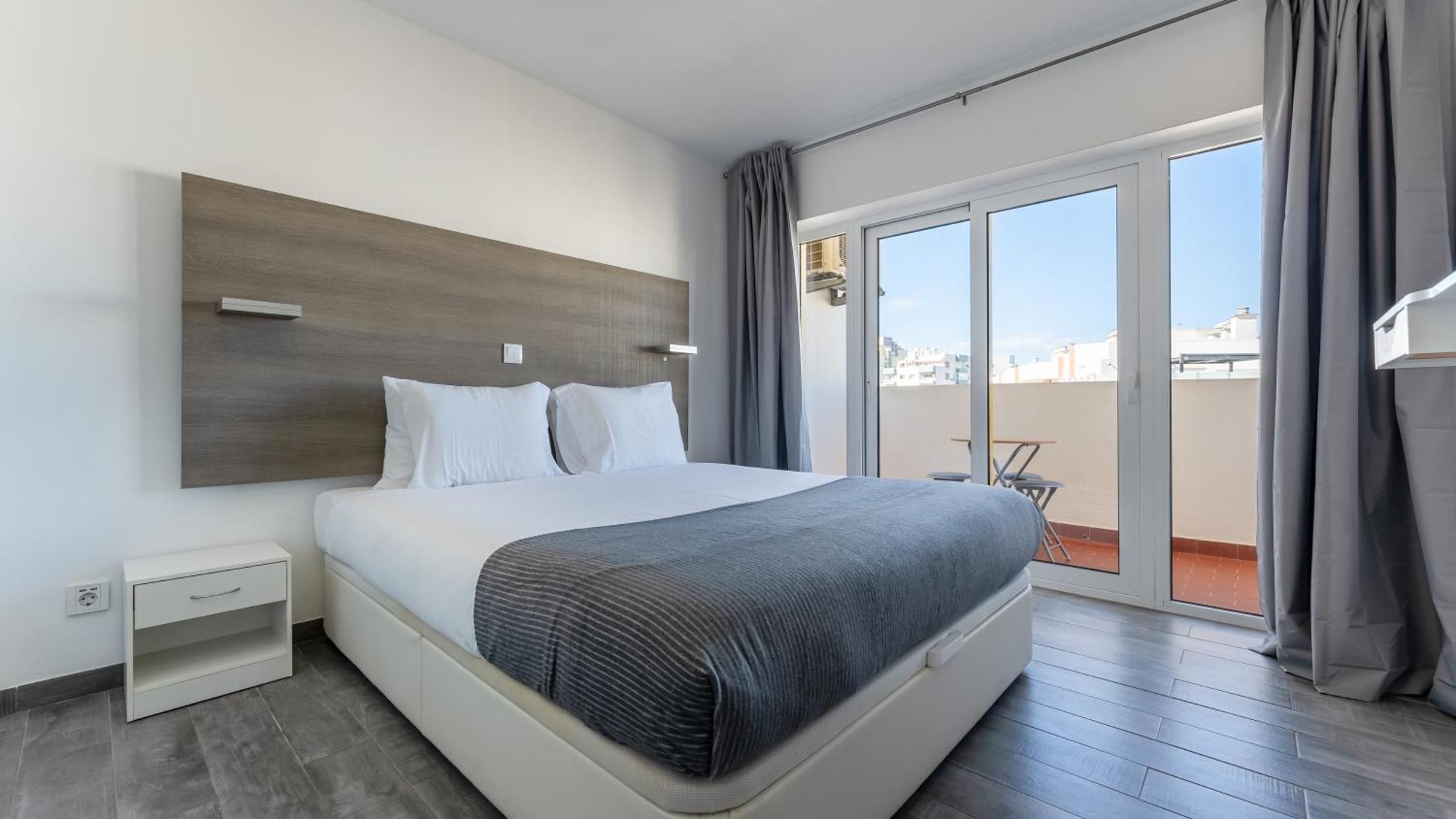 Red Velvet 1 Bdr Flat With Balcony By Lovelystay Portimao Bagian luar foto