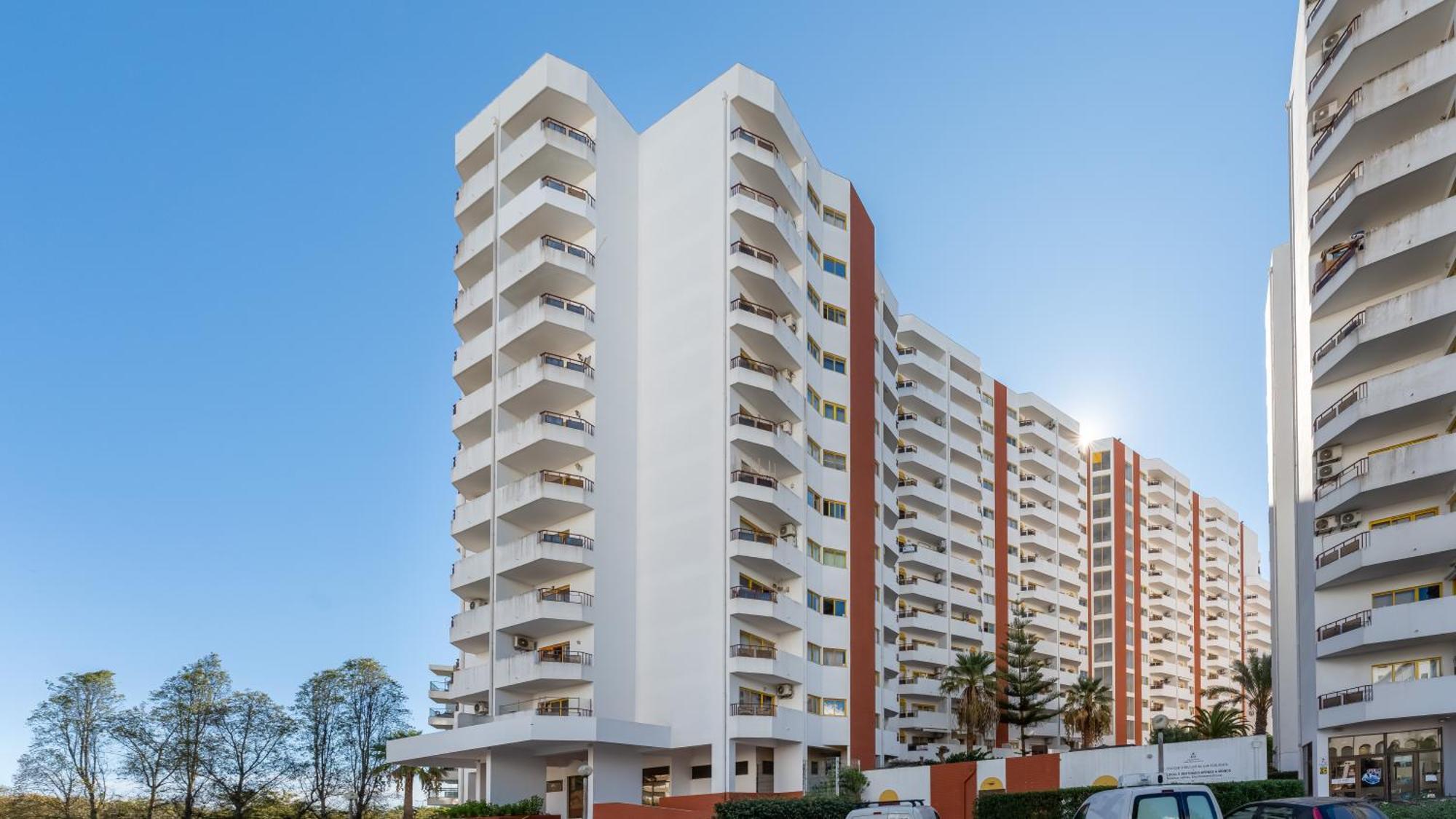 Red Velvet 1 Bdr Flat With Balcony By Lovelystay Portimao Bagian luar foto