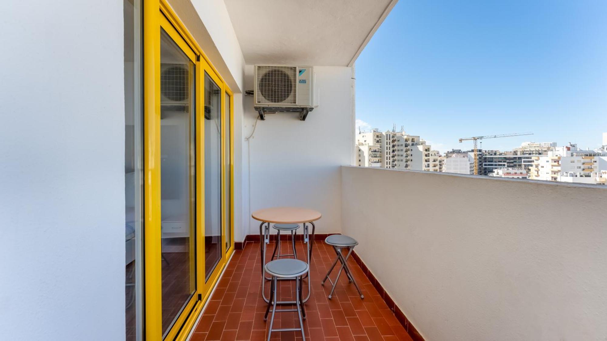 Red Velvet 1 Bdr Flat With Balcony By Lovelystay Portimao Bagian luar foto
