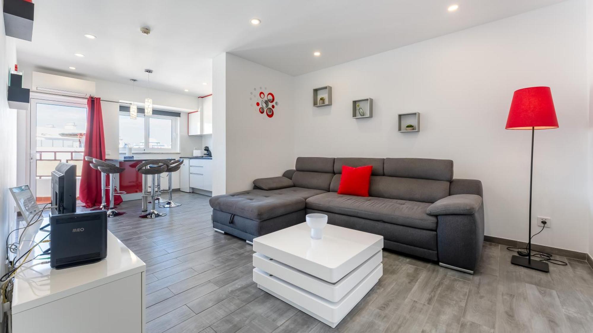 Red Velvet 1 Bdr Flat With Balcony By Lovelystay Portimao Bagian luar foto