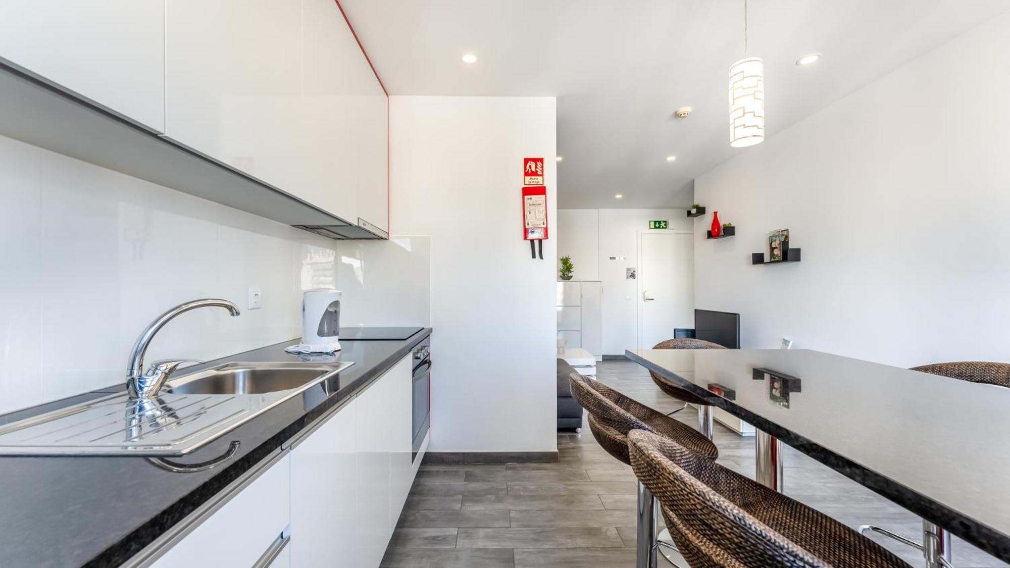 Red Velvet 1 Bdr Flat With Balcony By Lovelystay Portimao Bagian luar foto